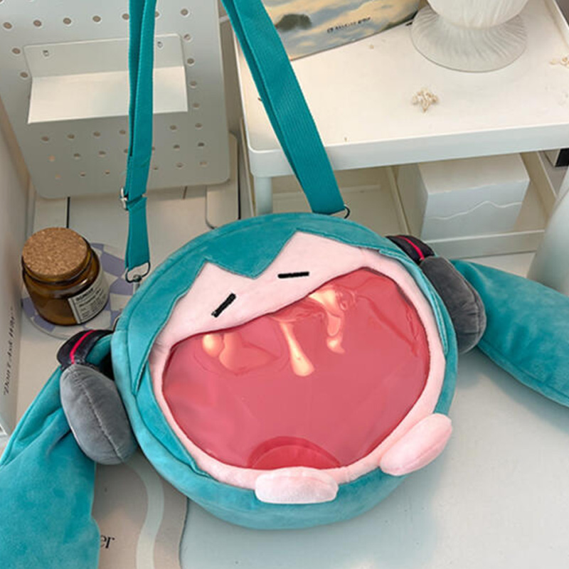 和風初音ミクぬいぐるみクロスボディバッグ漫画大容量ぬいぐるみ - Travel Accessories Cute のレビューと価格